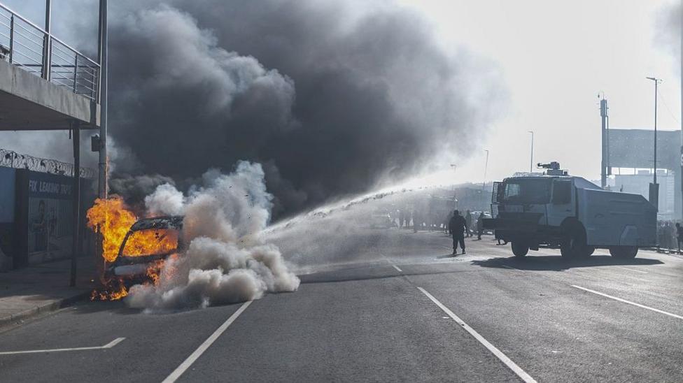 Violencia antiinmigrante estalla en Sudáfrica con vehículos incendiados y saqueos