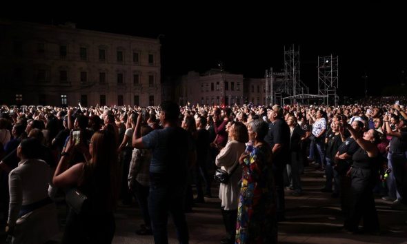 Condenan detención de periodista en concierto de Alejandro Fernández