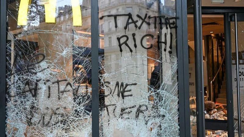 Destrucción y disturbios en Francia tras protestas contra el costo de vida