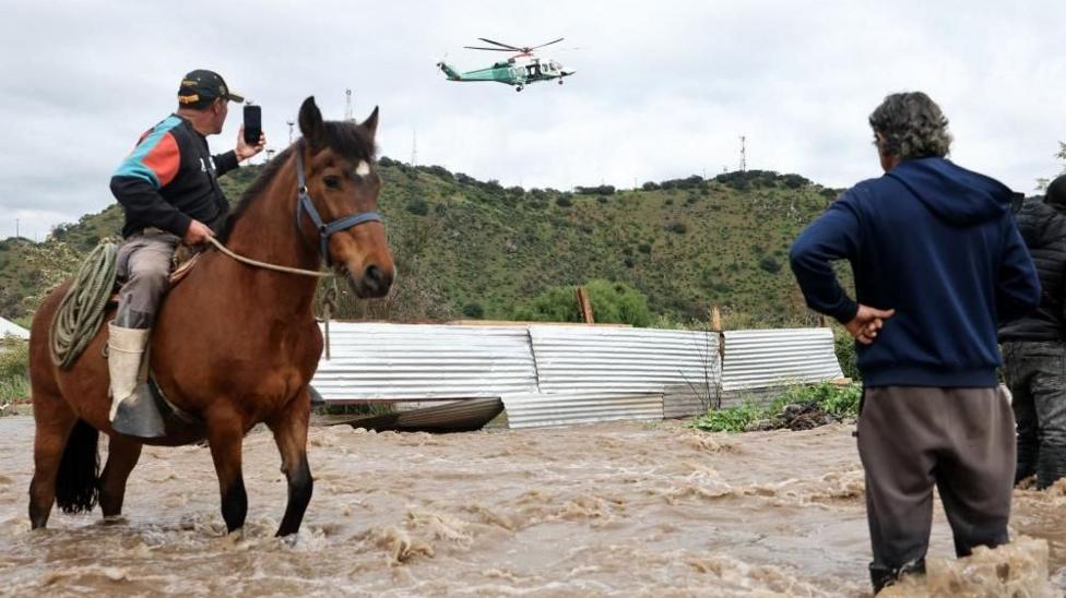Rescatan a residentes en Chile tras inundaciones
