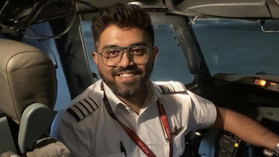 Identifican al piloto indio apuñalado en vuelo hacia Israel
