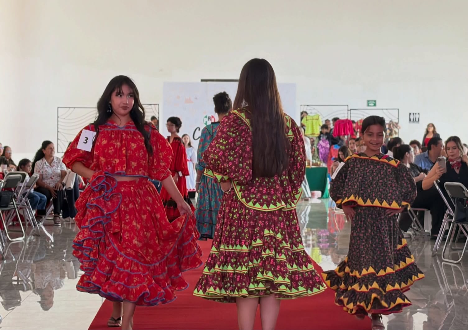 Pasarela Rarámuri impulsa becas para estudiantes universitarios de pueblos originarios