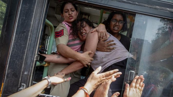Líderes del partido Cockroach Janta liberados en medio de protestas en Delhi