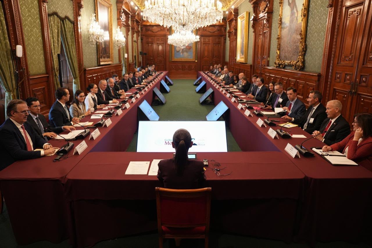 Sheinbaum se reúne con empresarios y embajador de EE. UU. en Palacio Nacional