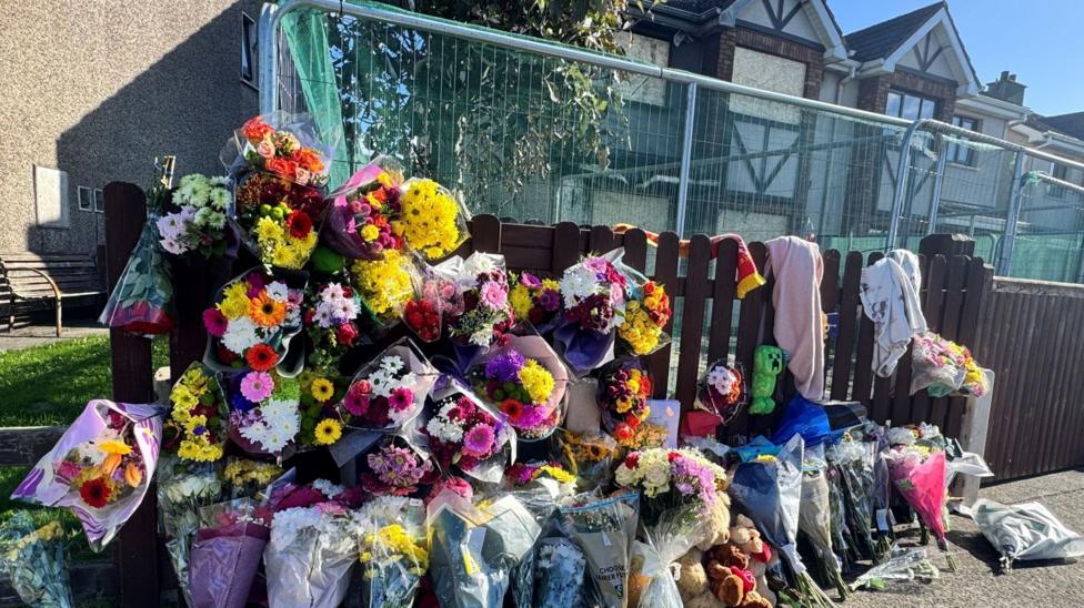 Liberan a tres detenidos tras ataque incendiario en Irlanda