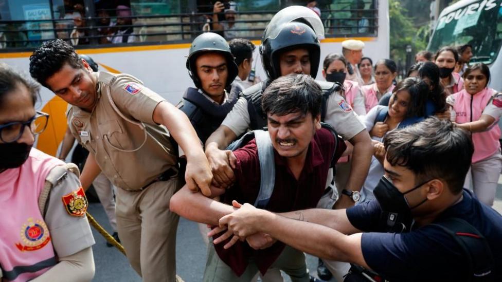 Cientos de detenidos en protesta de la Cockroach Janta Party en Delhi