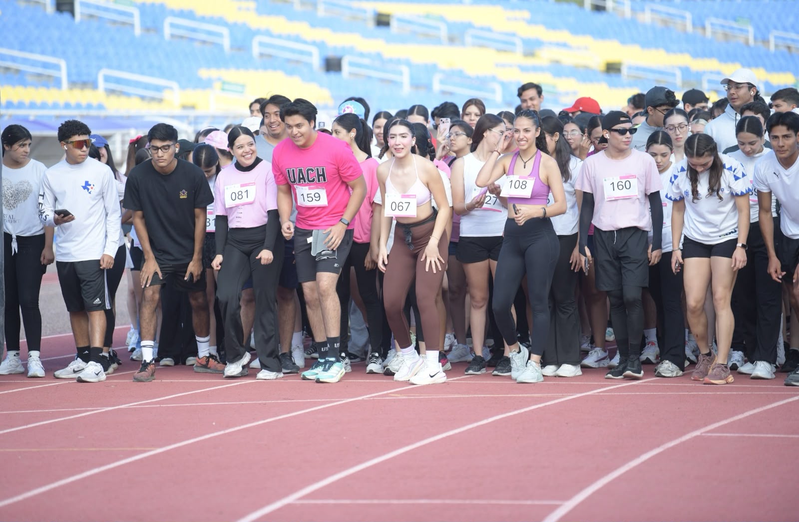 Universitarios de UACH participan en carrera contra el cáncer de mama