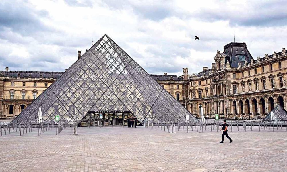 Louvre requiere plan de renovación tras robo de joyas