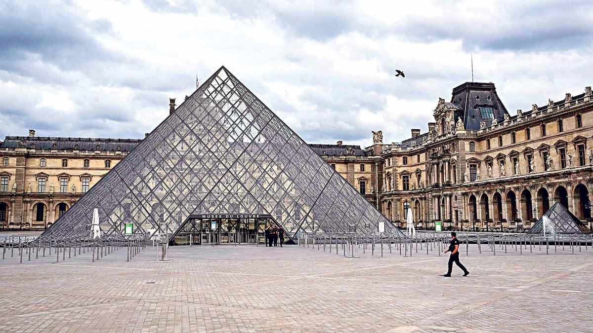 Louvre requiere plan de renovación tras robo de joyas