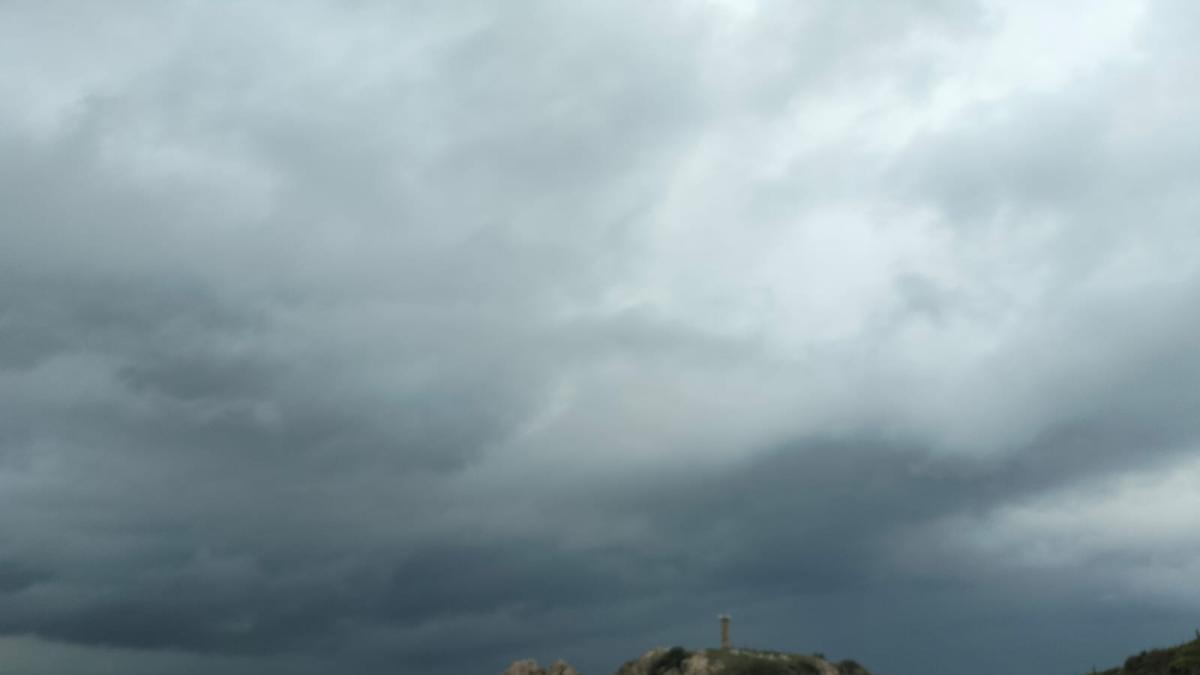 Cierran puertos en Oaxaca por huracán Rachel y fuertes lluvias