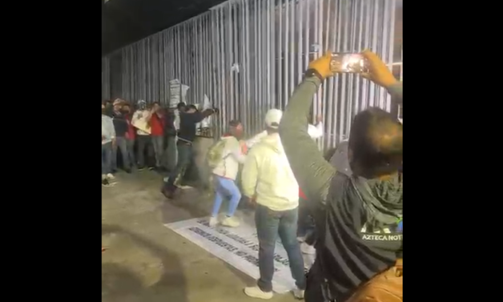 Protestas y bloqueos de trabajadores del IMSS por aumento salarial