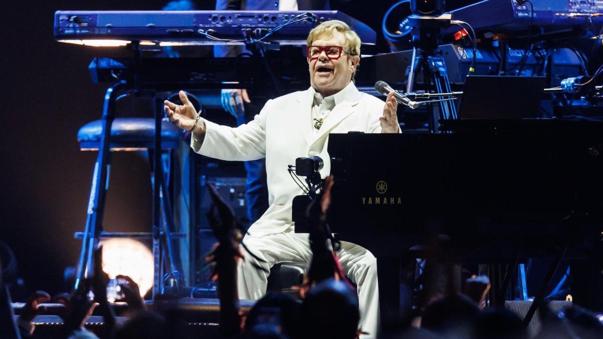Elton John se despide de México con un emotivo concierto