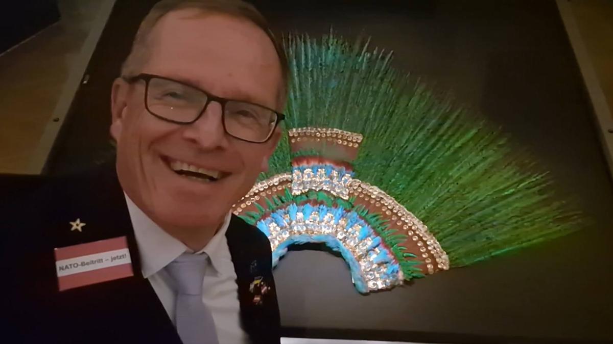 Candidato a la presidencia de Austria promete devolver penacho de Moctezuma a México