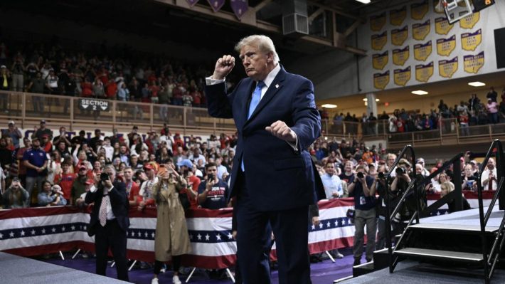 Trump promete cheques de 5 mil dólares si republicanos mantienen el Congreso