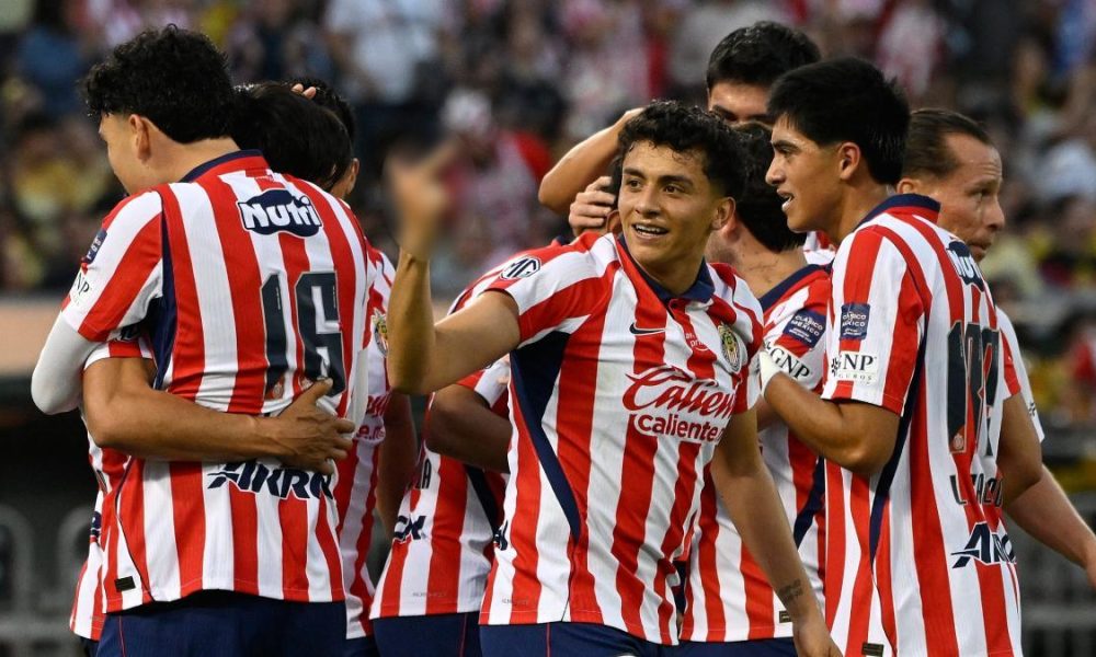 Richard Ledezma hace gesto ofensivo en el Clásico Nacional