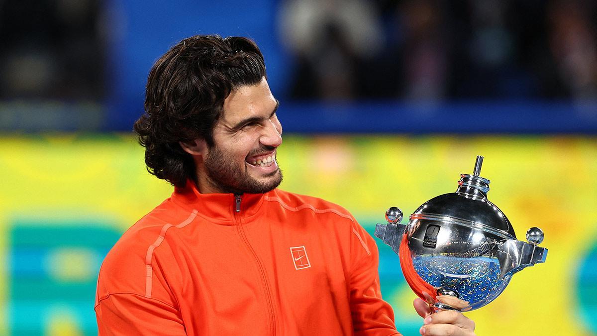 Carlos Alcaraz se corona campeón en Tokio tras lesión