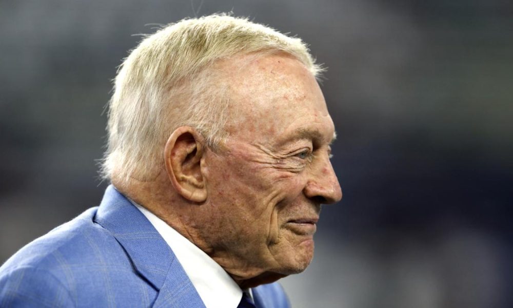 Jerry Jones critica a los Cowboys tras derrota ante Buccaneers