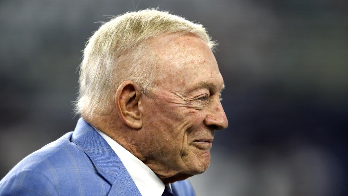 Jerry Jones critica a los Cowboys tras derrota ante Buccaneers
