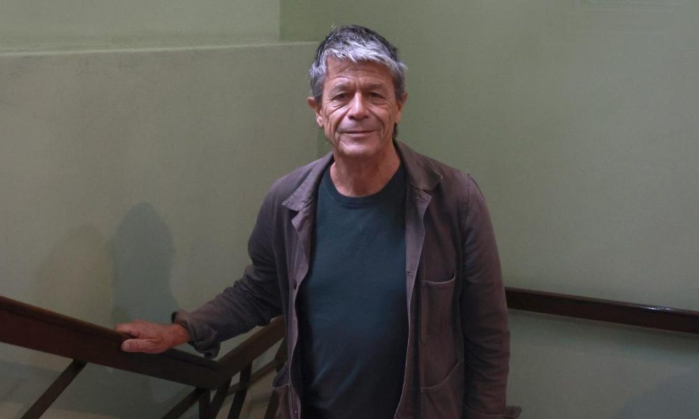 Emmanuel Carrère advierte sobre los peligros de la inteligencia artificial