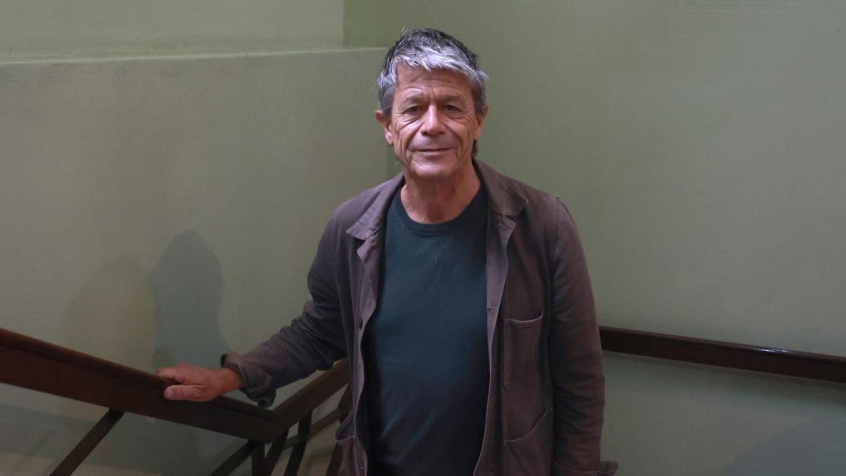 Emmanuel Carrère advierte sobre los peligros de la inteligencia artificial