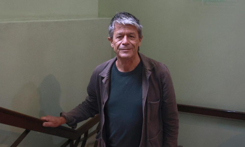 Emmanuel Carrère confiesa no haber leído a Anne Carson, Nobel de Literatura 2026