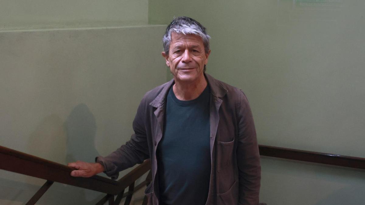 Emmanuel Carrère confiesa no haber leído a Anne Carson, Nobel de Literatura 2026