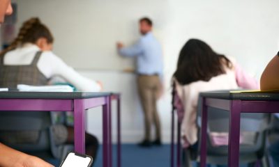 Prohibirán el uso de celulares en escuelas de educación básica en todo el país