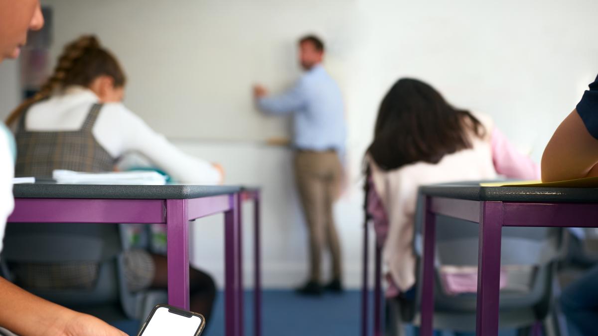 Prohibirán el uso de celulares en escuelas de educación básica en todo el país