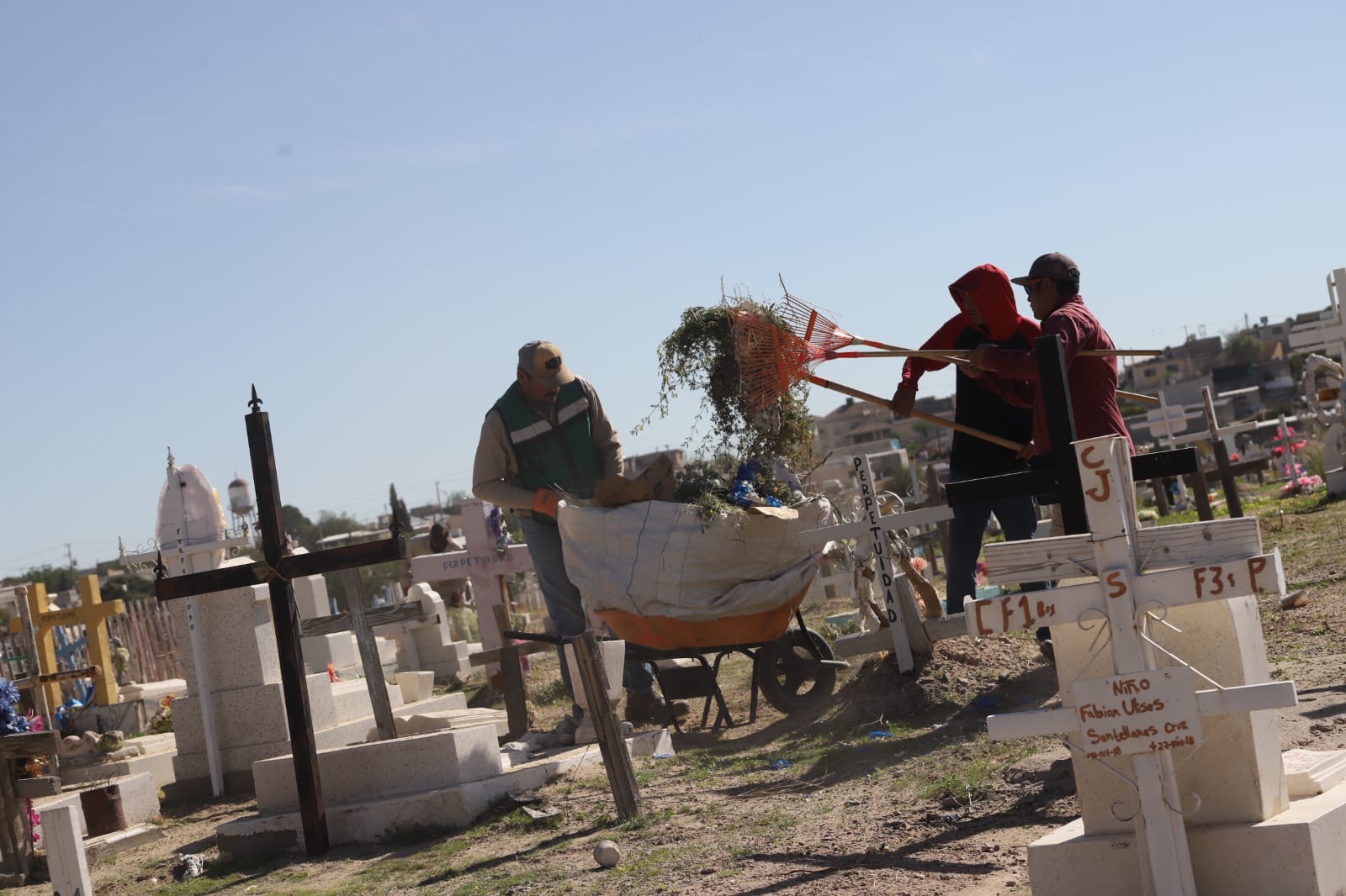 Limpian panteones municipales de Juárez ante la llegada del Día de Muertos