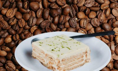 Carlota de café con galletas: receta fácil sin horno