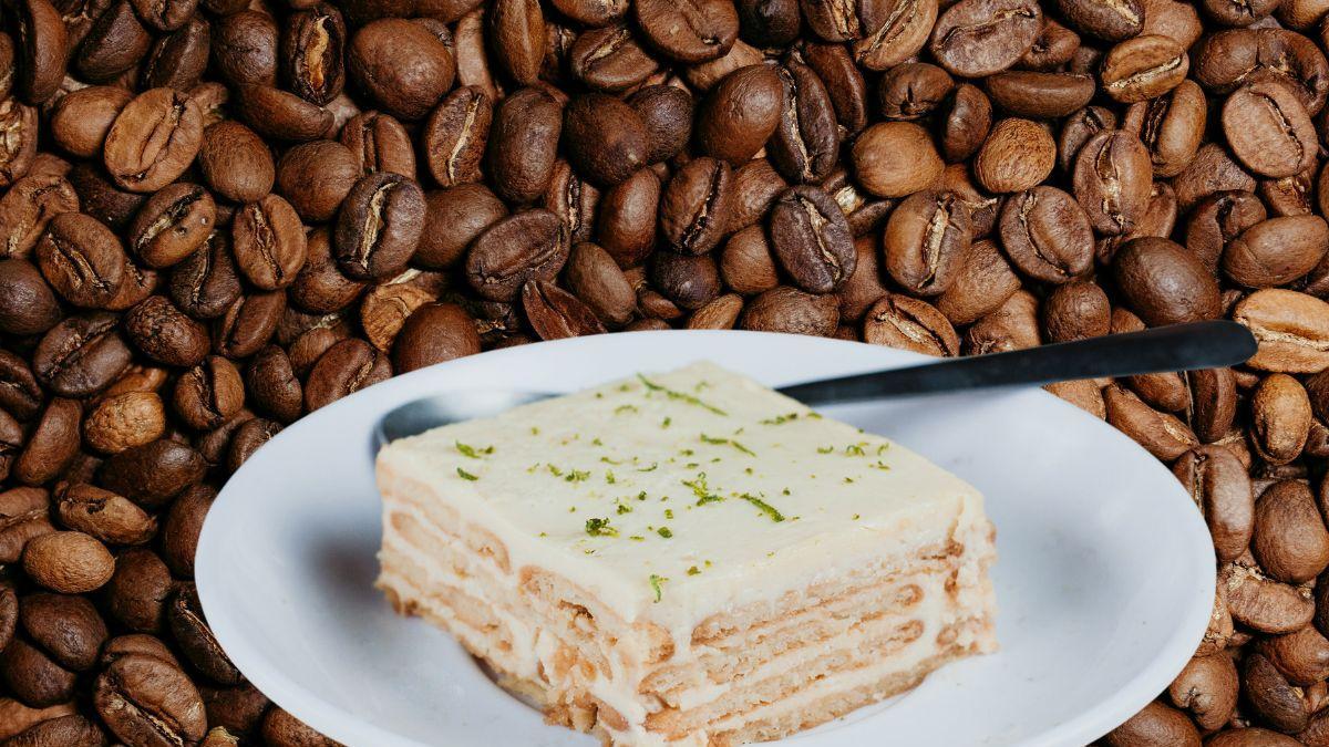 Carlota de café con galletas: receta fácil sin horno