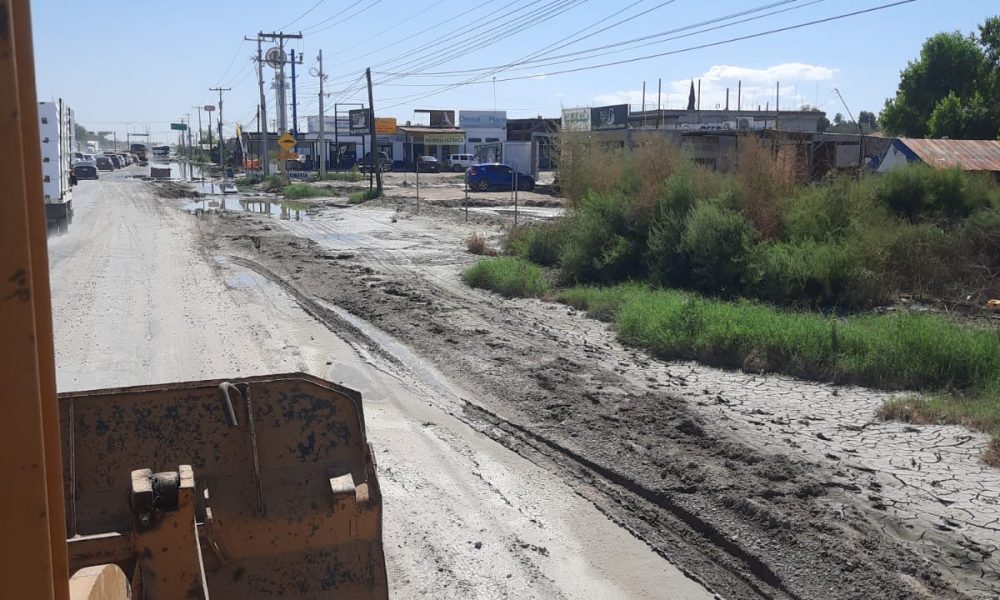 Retiran lodo y preparan bacheo en la carretera Juárez-Porvenir