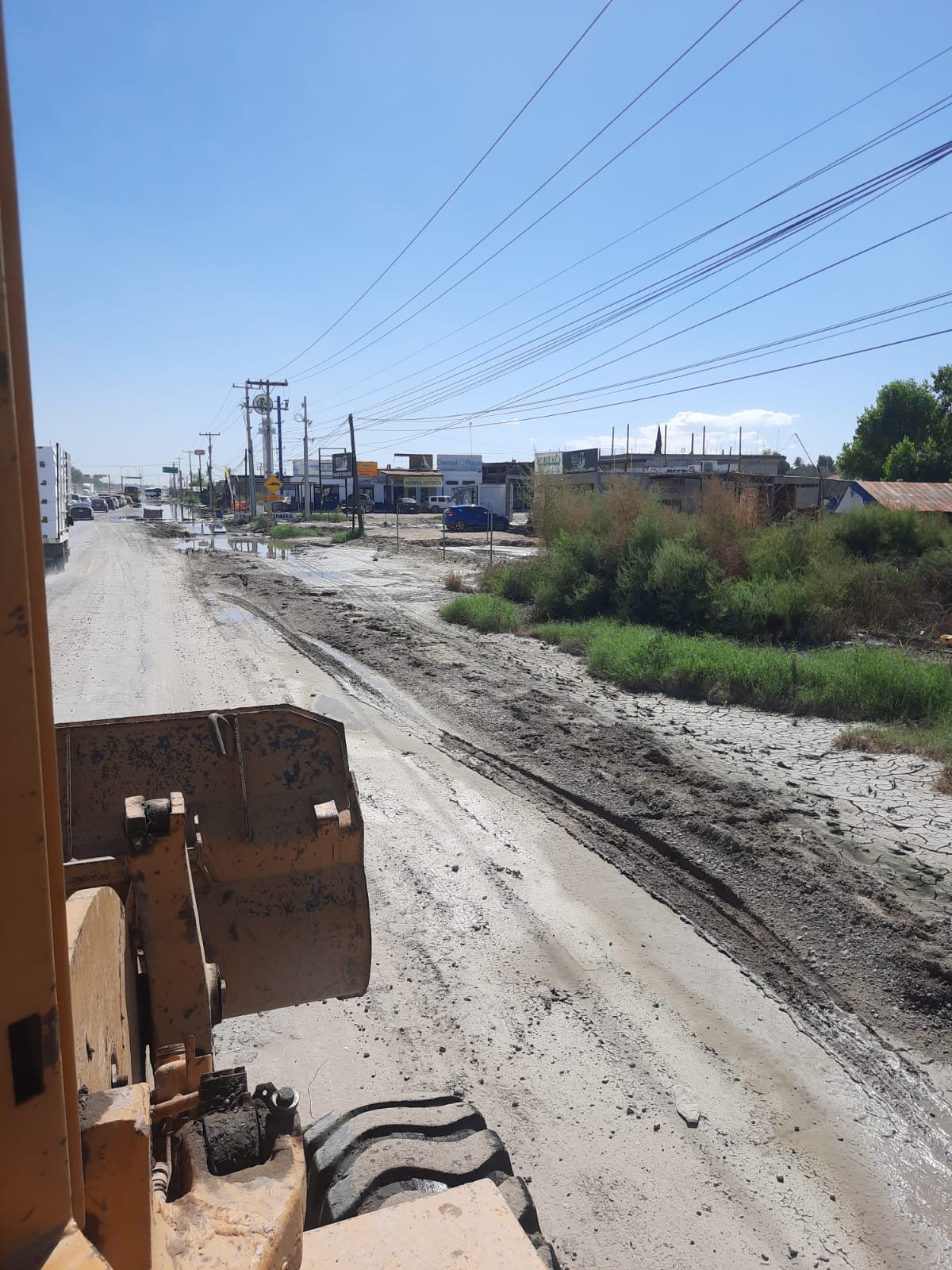 Retiran lodo y preparan bacheo en la carretera Juárez-Porvenir