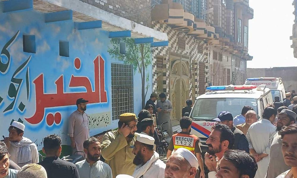 Derrumbe en escuela de Pakistán deja 28 muertos, incluidos 27 estudiantes