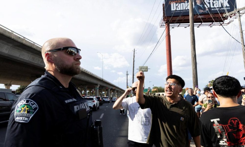 Siete migrantes demandan a ICE por retener pertenencias tras liberación