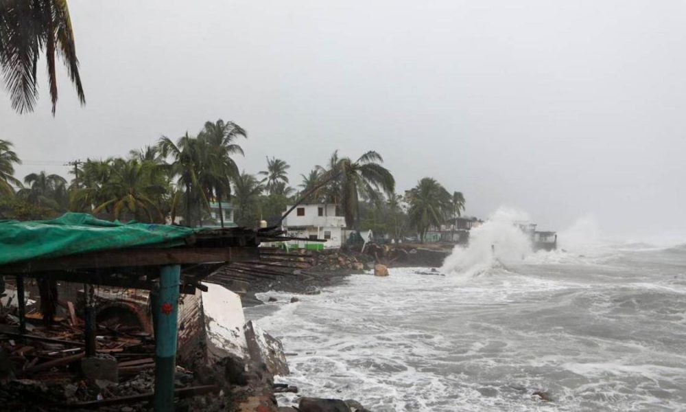 La tormenta tropical Simón se debilita en el Pacífico