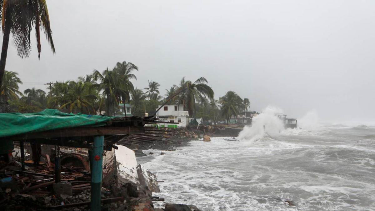 La tormenta tropical Simón se debilita en el Pacífico