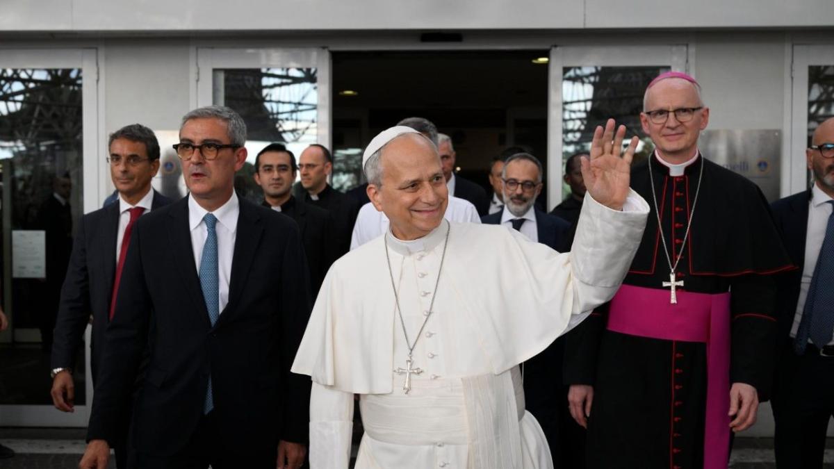 Papa León XIV regresa al Vaticano tras cirugía por cáncer de pulmón