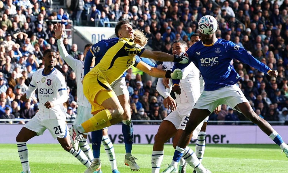 Dibu Martínez sufre fuerte golpe en la cabeza durante partido del Chelsea