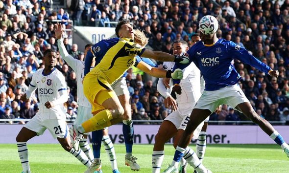 Dibu Martínez sufre fuerte golpe en la cabeza durante partido del Chelsea