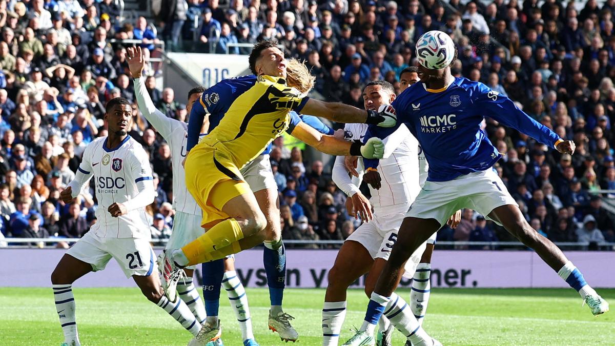 Dibu Martínez sufre fuerte golpe en la cabeza durante partido del Chelsea