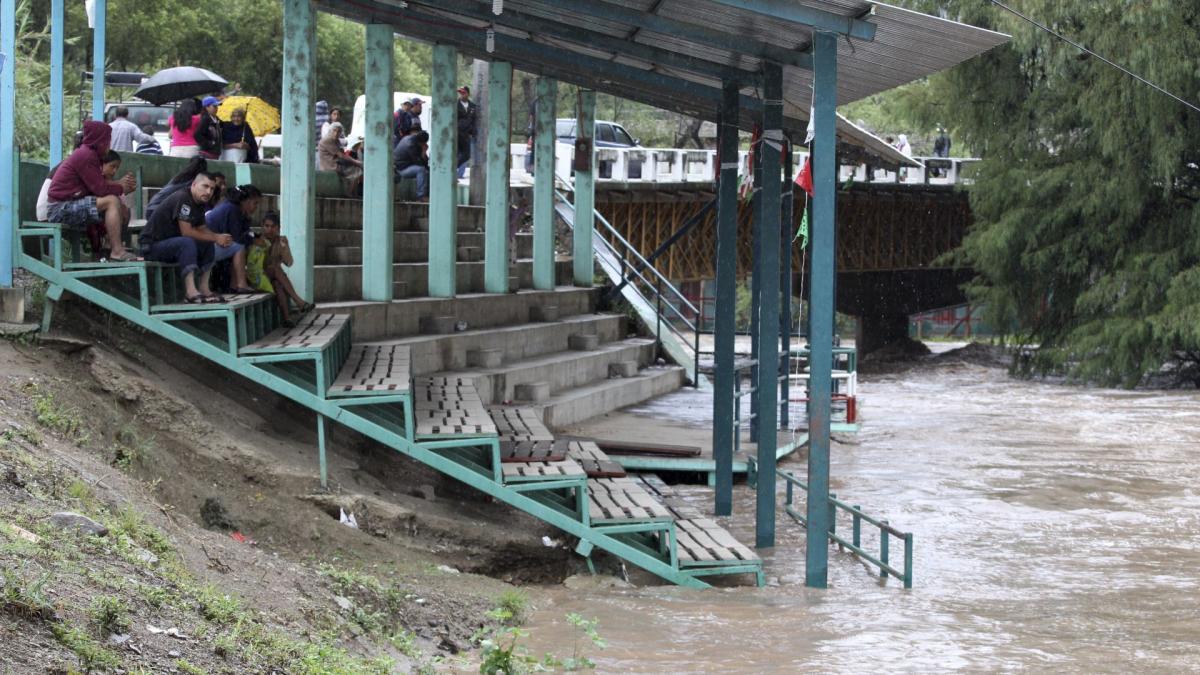 Huracán Trudy provoca lluvias y vientos en la costa del Pacífico mexicano