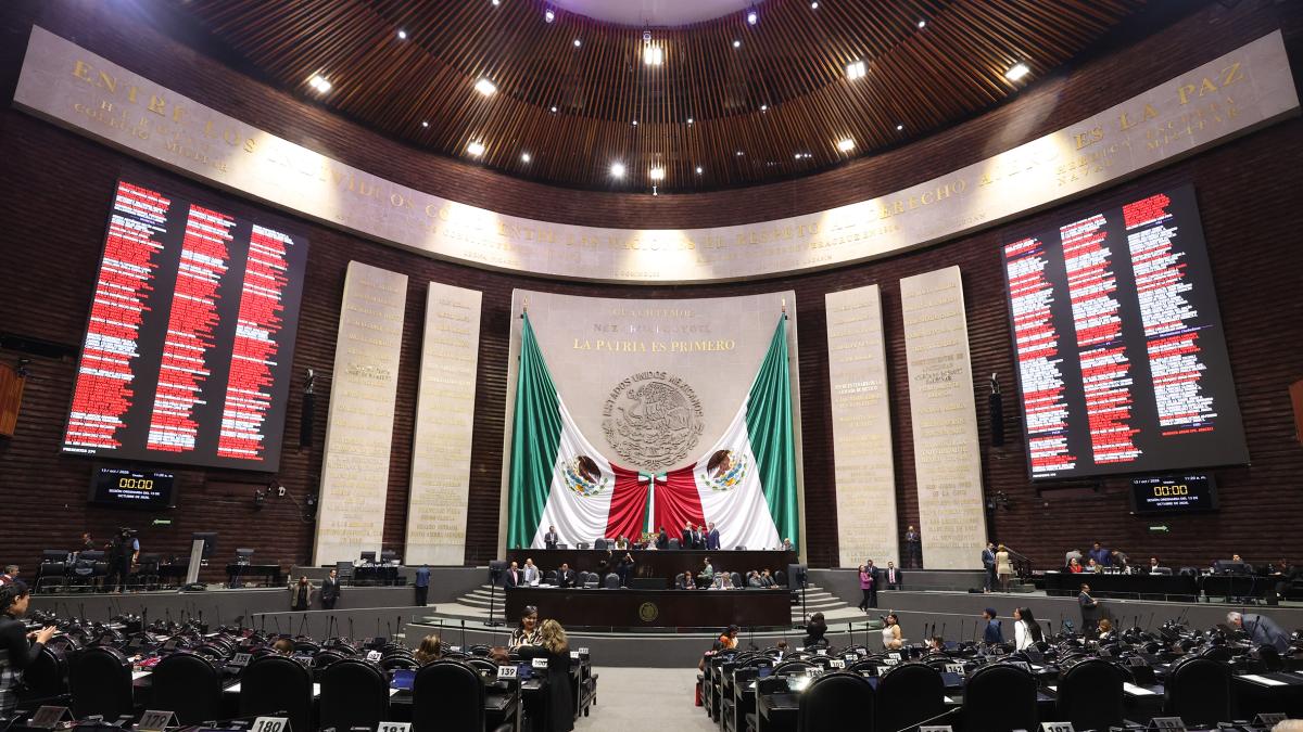 Diputados proponen Ley Antimemes y cárcel para ambulantes por piratería
