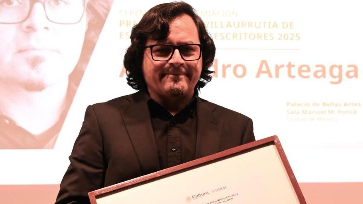 Alejandro Arteaga recibe el Premio Xavier Villaurrutia 2025