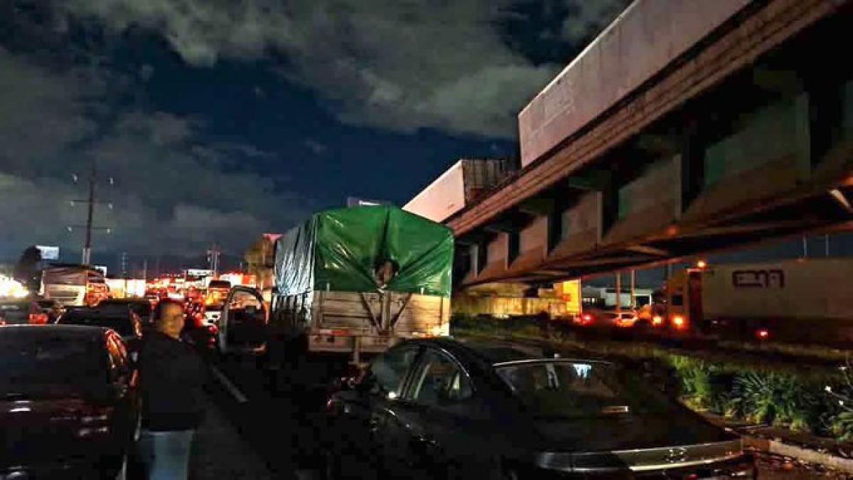 Bloqueo en México-Toluca causa caos vial por 20 horas