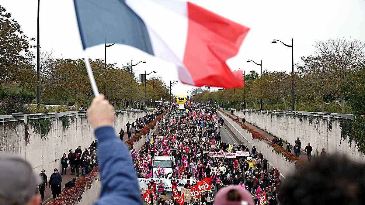 Francia enfrenta protestas; 135 detenidos en manifestaciones
