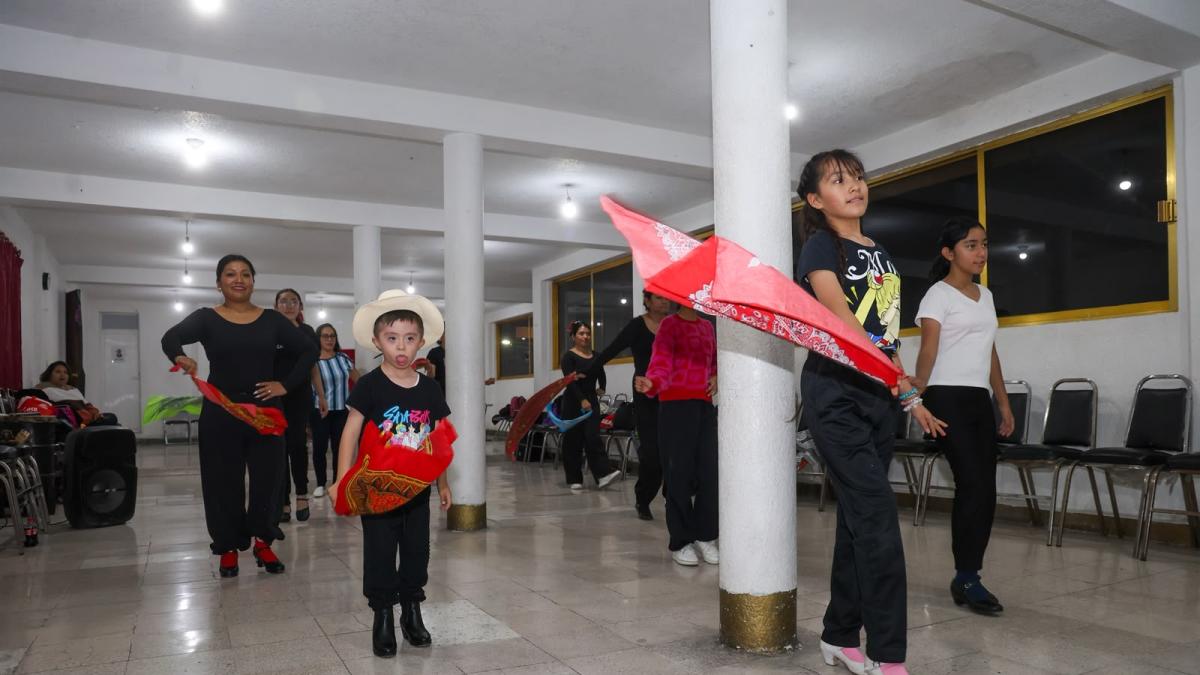 Desfilan culturas rumbo al Mictlán en la Megaprocesión de Catrinas