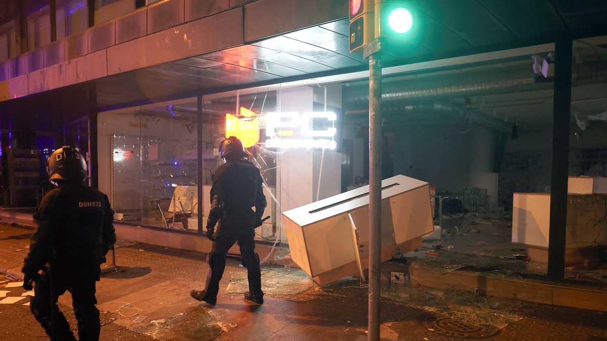 Disturbios en Barcelona dejan 128 detenidos, incluidos 73 menores