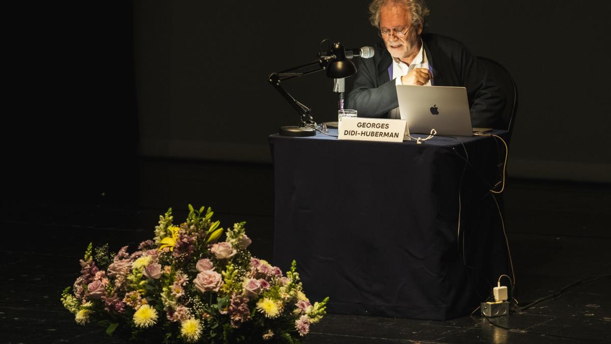 Georges Didi-Huberman llama a recuperar la luz de la crítica social