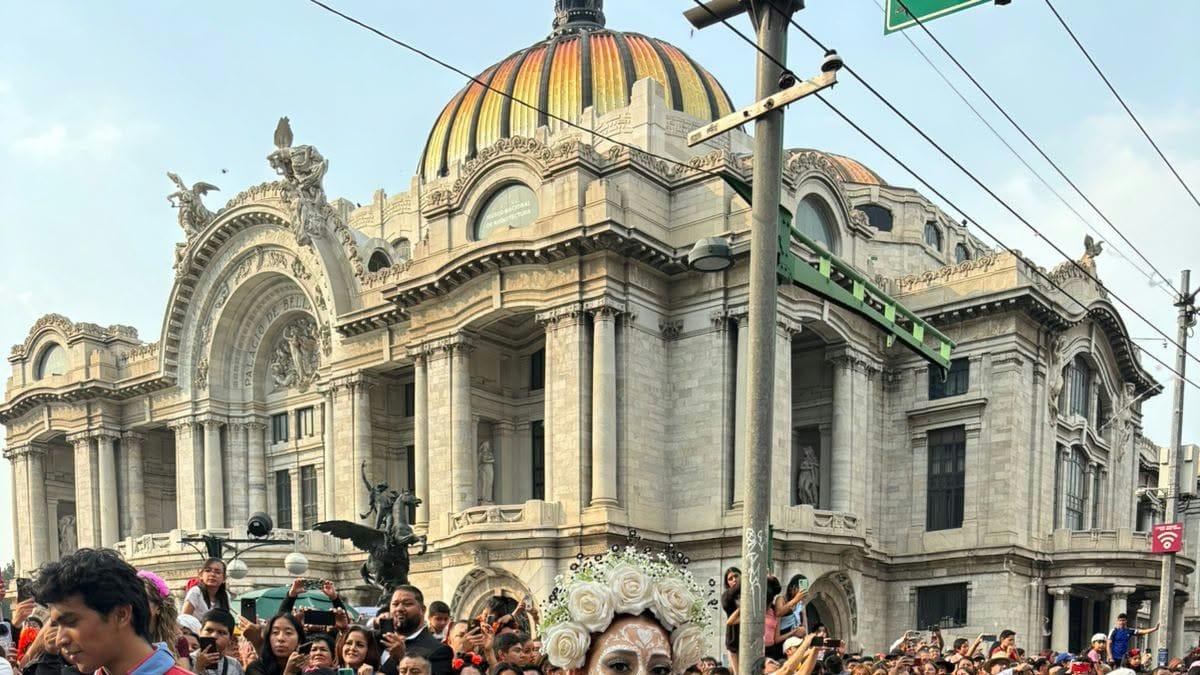 Bailarina celebra nueve años en el Desfile de Día de Muertos